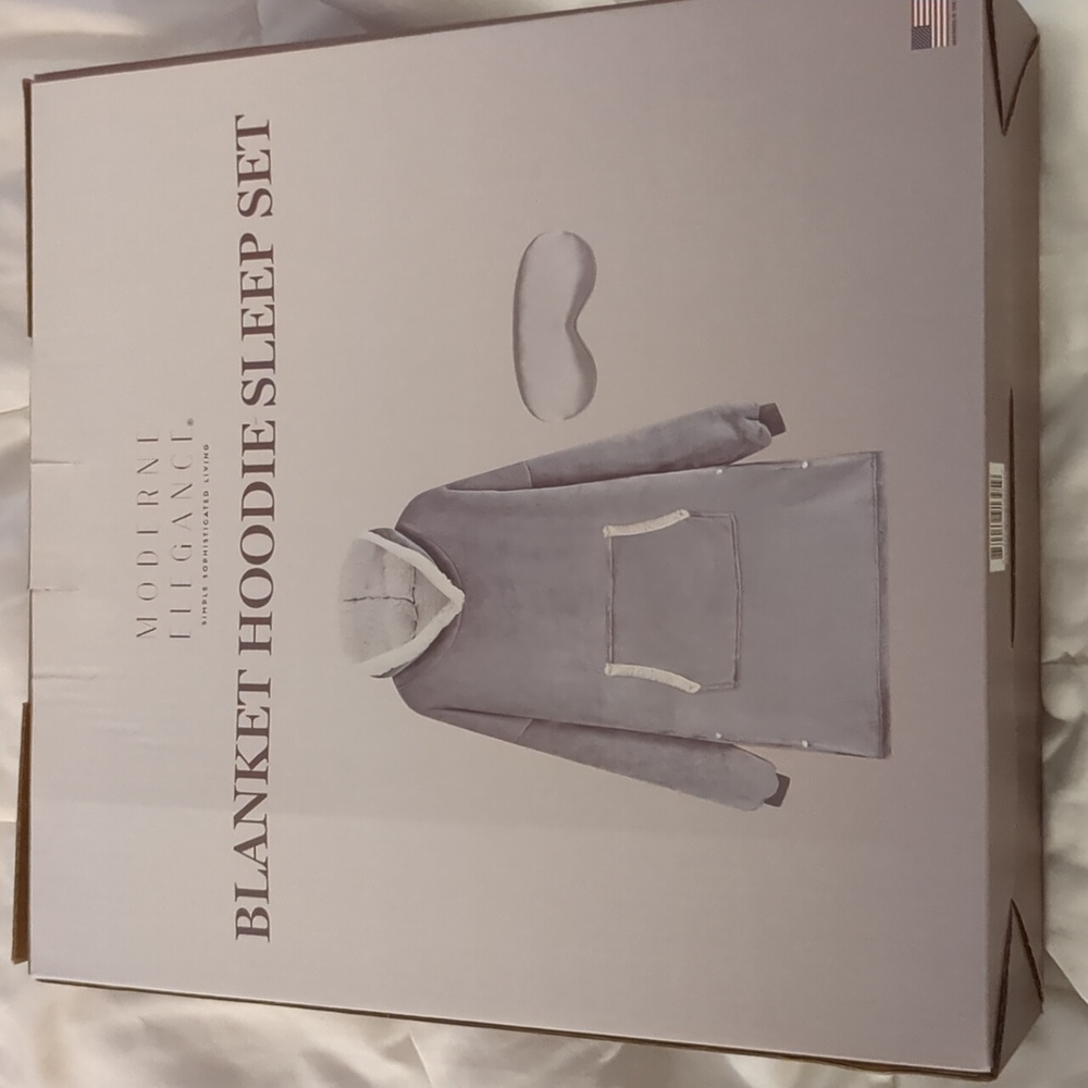 NIB Blanket Hoodie Sleep Set
